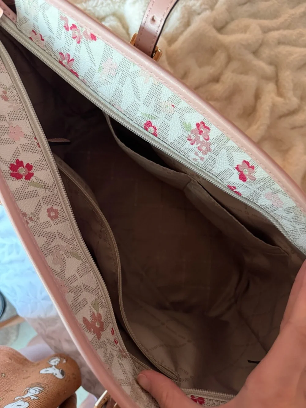 🌸Spring Color!🌸 Michael Kors Pink Floral Signature Tote with Gold MK Charm - Picture 3 of 3
